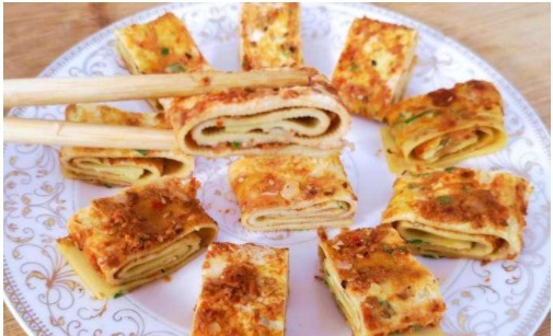 2张豆腐皮,2个鸡蛋,教你这样做早餐,连挑食的人都能吃一大盘