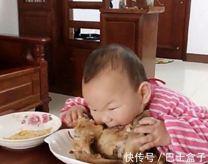 宝妈|两岁宝宝饿醒之后,自己爬到客厅去,宝妈看到宝宝的举动笑出猪叫