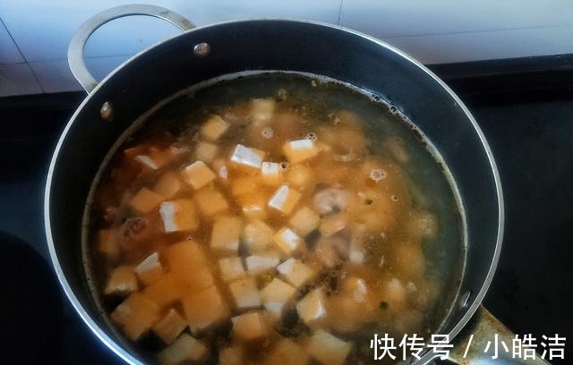 内酯豆腐|虾仁豆腐汤直接下锅煮就错了，多加这一步，汤头鲜香十足，味道好