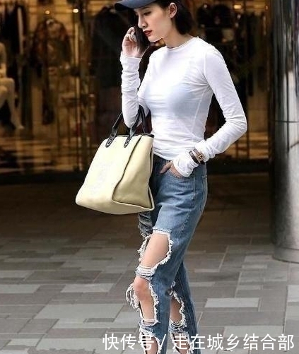 街拍:图二蓝色吊带T恤搭白色半身裙,完美展现凹凸有致的好身材