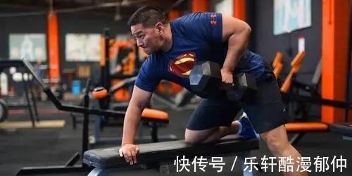 锻炼|哑铃应该如何锻炼学会4大动作,可帮你进一步练出肌肉线条