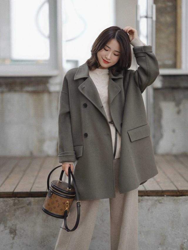 毛衣 中长款大衣的搭配指南,秋冬这样穿百搭又好看,照着穿都不会错