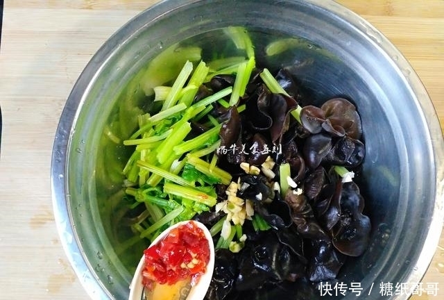 这道凉拌菜爽口开胃,做法简单,常吃能清理血管,预防三高