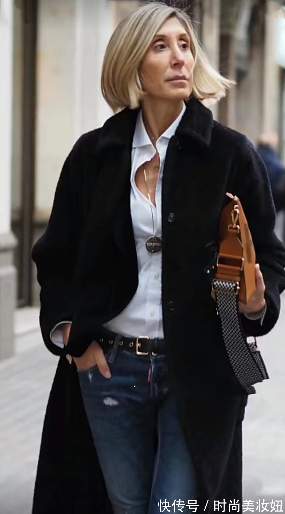 浅色系|女人无论多大年纪,穿衣都要精致高级,看50岁的她气质出众