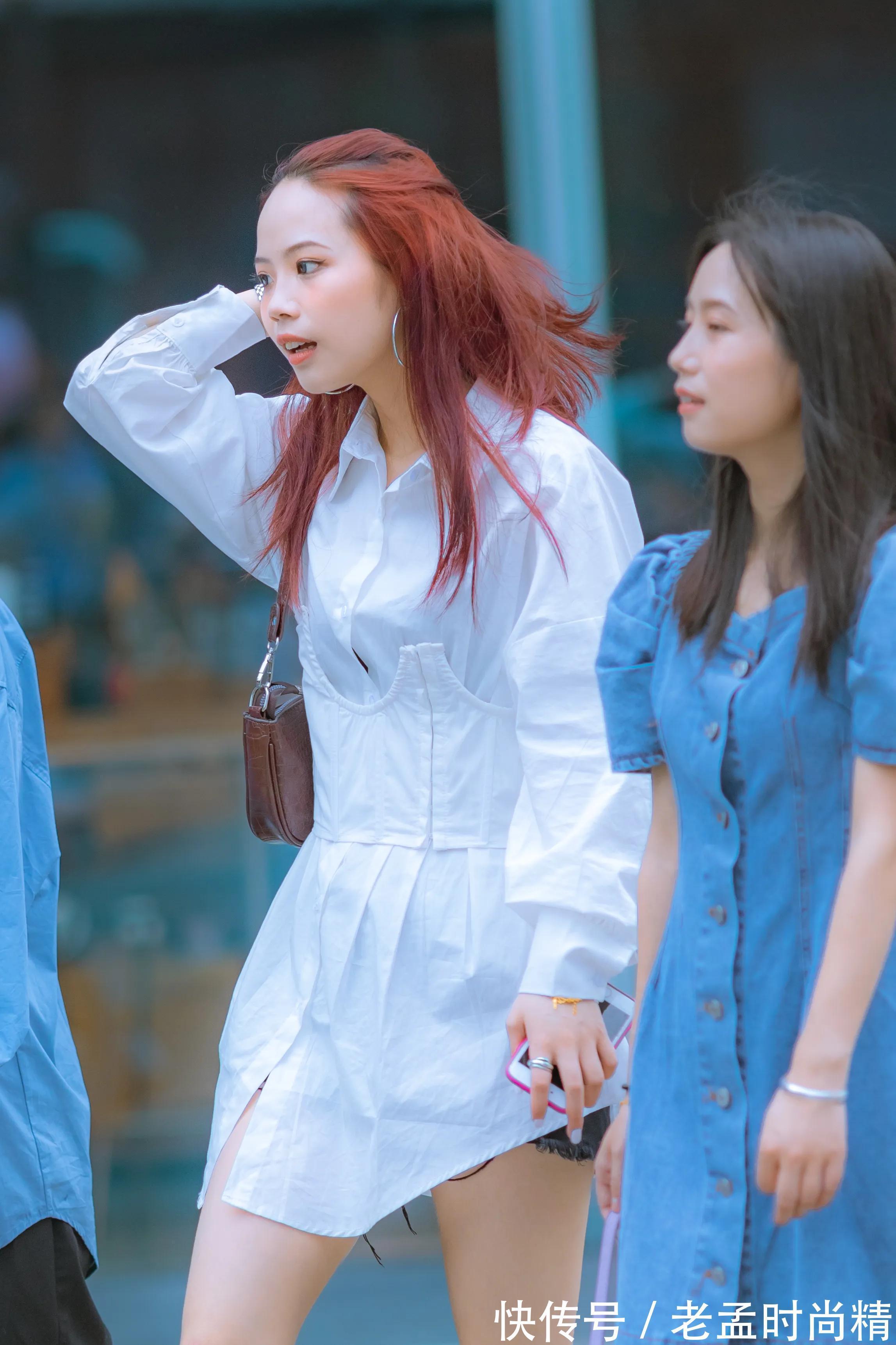 百搭 街拍|穿百搭白色上装的女生干净素雅又时尚