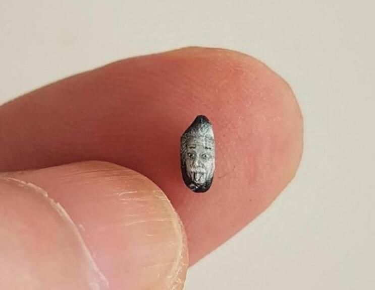 位国外|外国艺术大师真厉害,火柴上画爱因斯坦网友放大10倍,好神奇