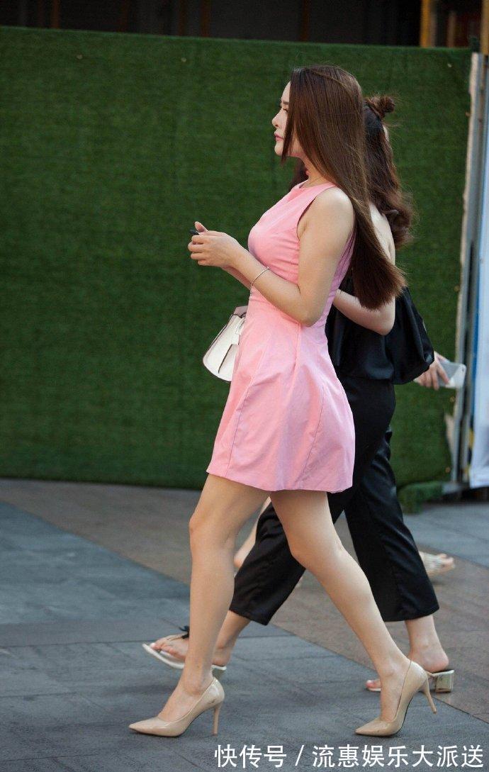 小姐姐 姐姐的气质是越来越好了,粉色连衣裙一穿,嫩的像少女一样