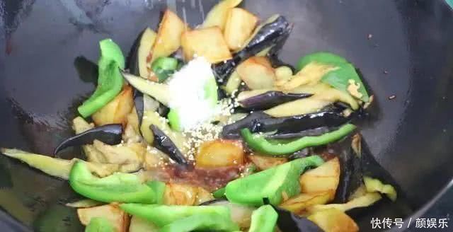 教你做素菜地三鲜,茄子土豆青椒,炒在一起原来那么好吃