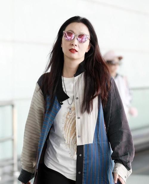出行|女明星现身机场，穿基础款风衣出行机场，轻松穿出女神范