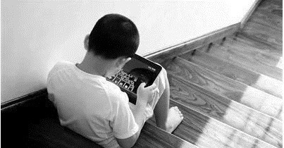 家长|“妈妈,我玩一会手机”,这位母亲的做法,让孩子主动远离手机