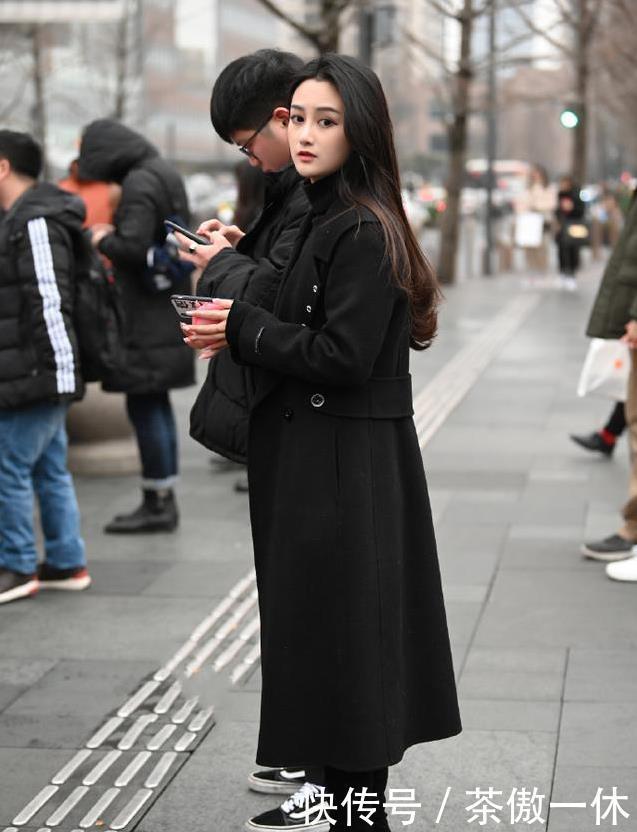 尽显|街拍无袖衫搭配健美裤,尽显性感靓丽,秀出修长迷人身段