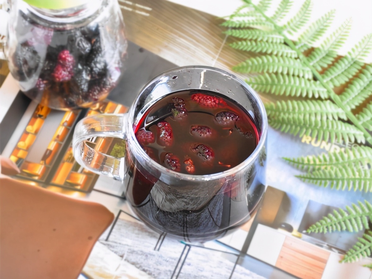 染发|别总去染发了,白头发的人多吃此果酒,坚持半个月,头发乌黑发亮