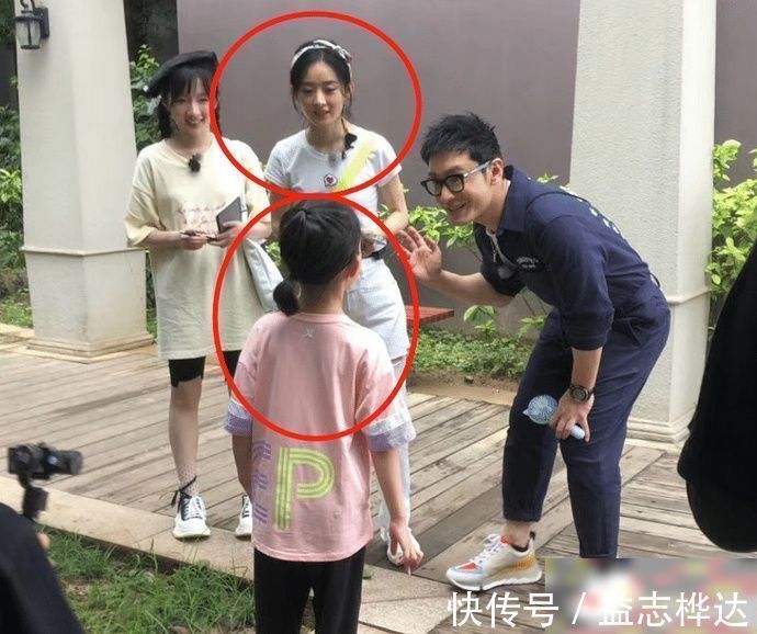 赵丽颖录节目却遇到小baby，看清她下意识动作，当妈的都懂