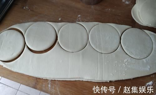 饺子皮|原来“擀饺子皮”这么简单,一个塑料瓶轻松搞定,可惜很多人不懂