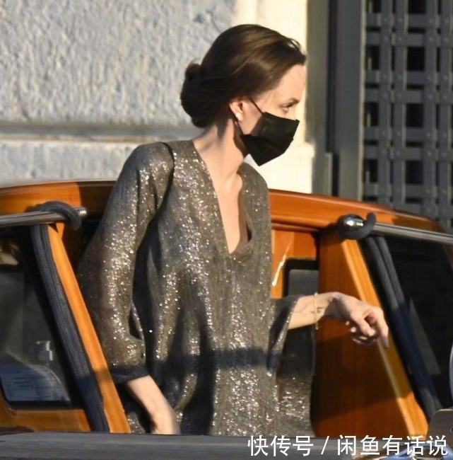 星空|朱莉“瘦过头”也有范,穿一身星空长袍出门,靠女王气场撑起衣服