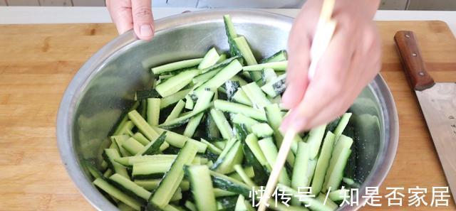 做法|腌制黄瓜条时,别只会加盐了,40年大厨教你秘制做法,香脆好吃