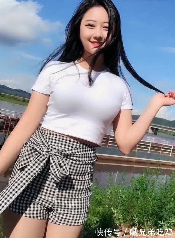 小姐姐|街拍微胖美女如一缕风,吹到了心底!