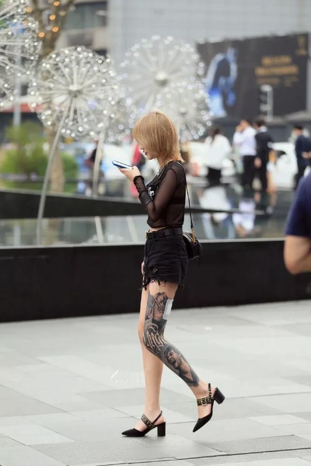 牛仔|街拍:小姐姐白色连衣裙搭配牛仔外套,清新又可人