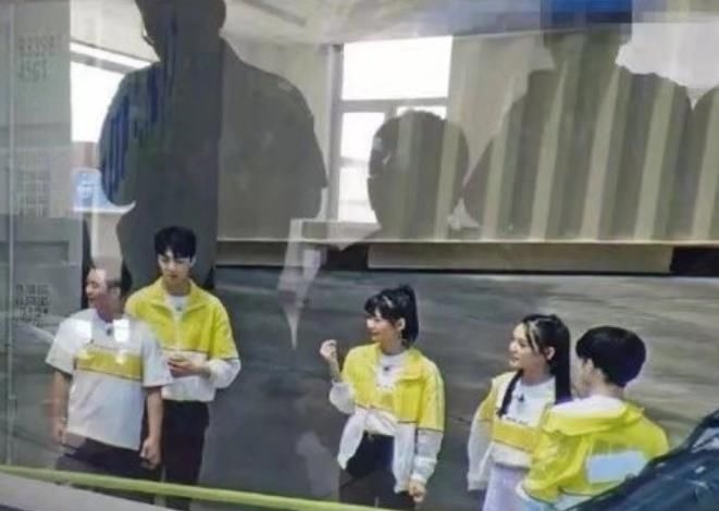 下期迎来蔡徐坤最期待嘉宾,两人见面就黏一起,得知身份没资格酸