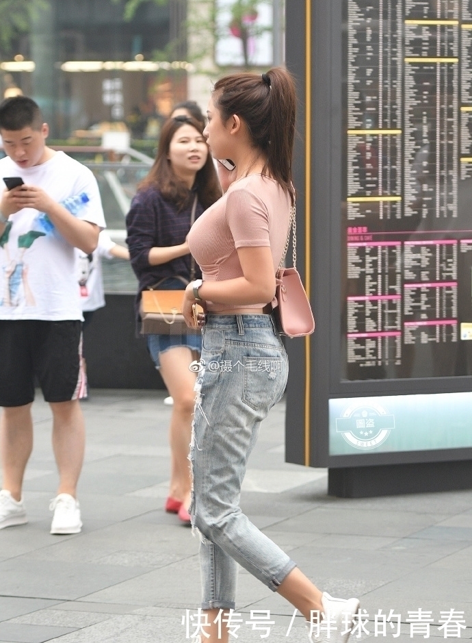 阳光|路人街拍,扎马尾的阳光女孩,紧身上衣搭配破洞牛仔裤,非常美