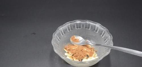 红糖|红糖加大蒜泡水喝，作用真厉害，解决了男性朋友的困扰，快试试吧