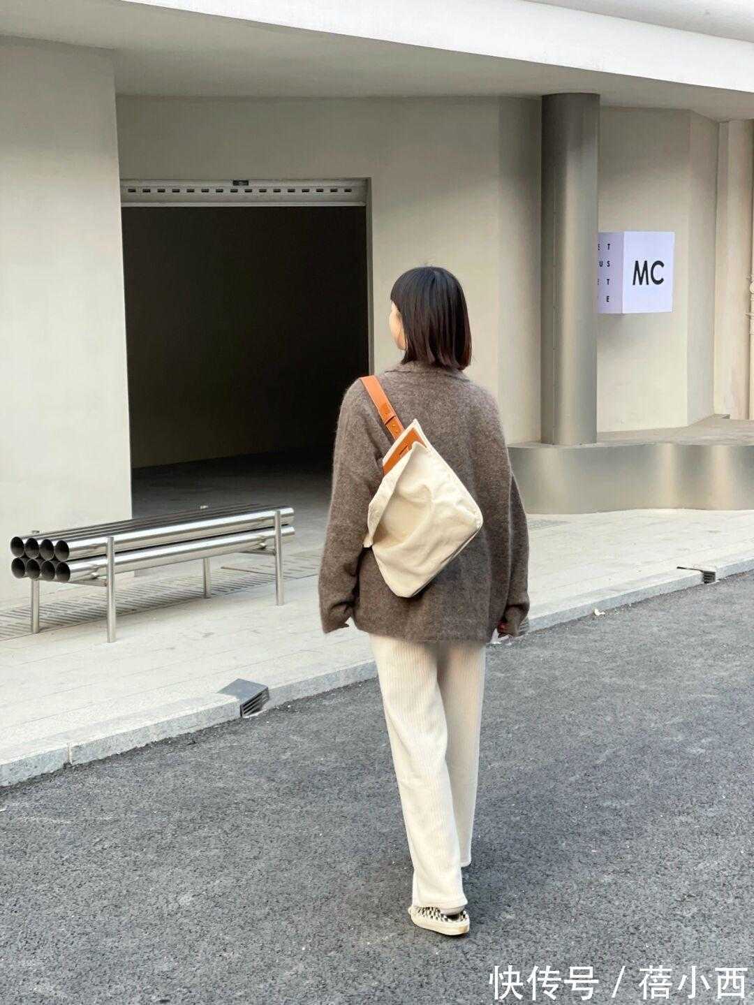 毛衣|原来“小白裤”这么显瘦,搭配羽绒服、毛衣都洋气,时髦精快学!