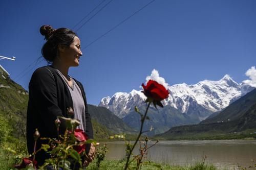 旺姆|幸福花开新边疆｜德吉旺姆圆梦吞白，雪山倒影处开民宿