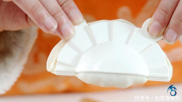  下锅|煮饺子时，记得不要开水就下锅，多加1步，饺子鲜香不破皮！