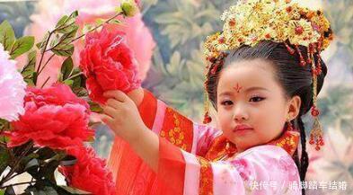 妃子|朱元璋临死前想让所有妃子陪葬，三岁女孩说了九个字救了她母亲