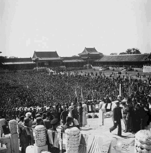 十九路军|镜头下真实的日本鬼子,图3跪地打磨屠刀的女鬼子,图5在故宫接受日军投降