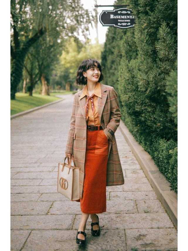 针织毛衣|秋冬的第一件大衣,搭配针织毛衣和半身裙温暖又时髦,漂亮大气!