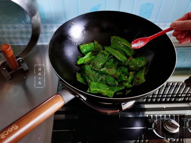 下饭|2菜1汤的午餐成本不超10元钱，干煸辣椒皮薄细嫩，干香入味下饭