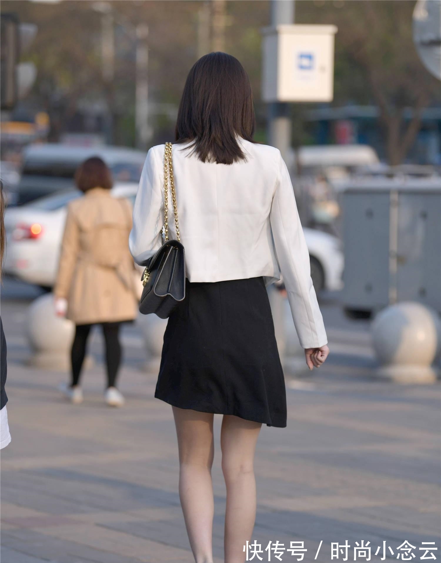 穿搭|黑色连衣裙搭配白色短款外套，穿出气质美，还是要一双尖头细跟鞋