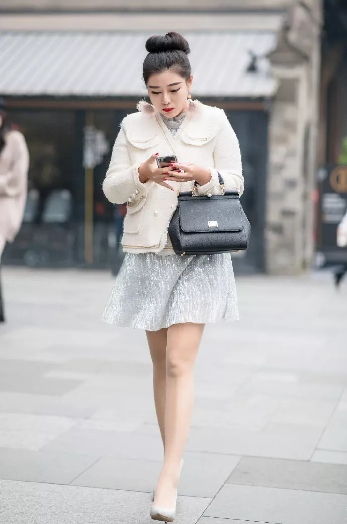 蕾丝搭配高跟鞋,成熟中带着性感