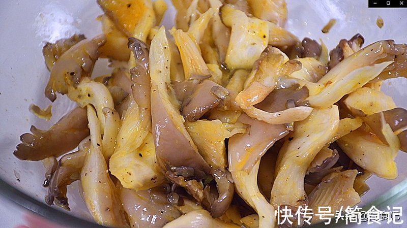 “炸蘑菇”怎么做才好吃?教你特色做法,干香焦脆不回软,比肉香
