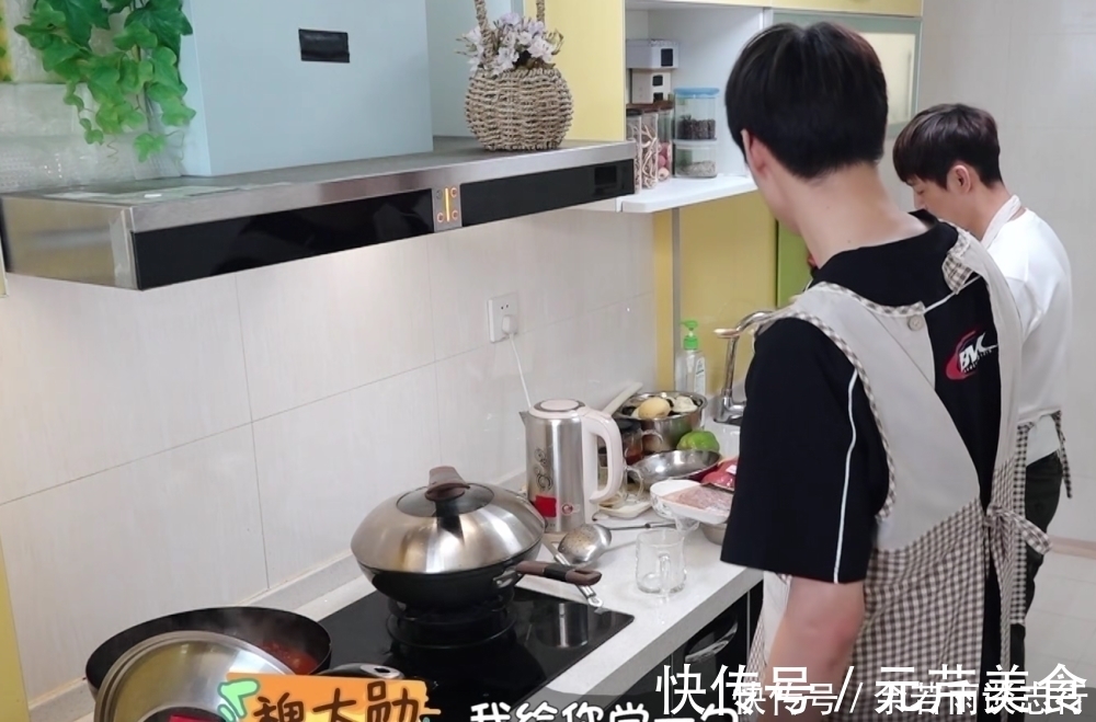 魏大勛一把將調(diào)料倒進(jìn)鍋中,誰注意他接下來舉動何炅要哭了