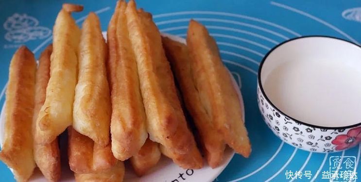 油条不用出去买,简单几步教你在家炸油条,蓬松酥脆,好吃又健康