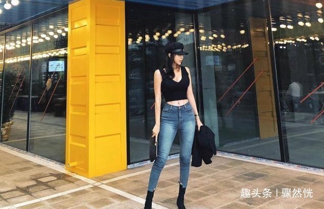 弹力|个性十足的“紧身牛仔裤”美女,苗条与曲线形成巨大反差!