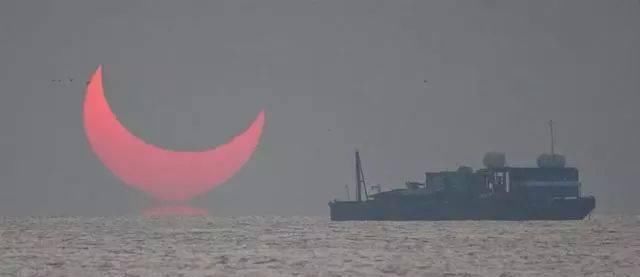 海市蜃楼 月球和太阳同时升起,波斯湾出现神奇罕见海市蜃楼——恶魔之角