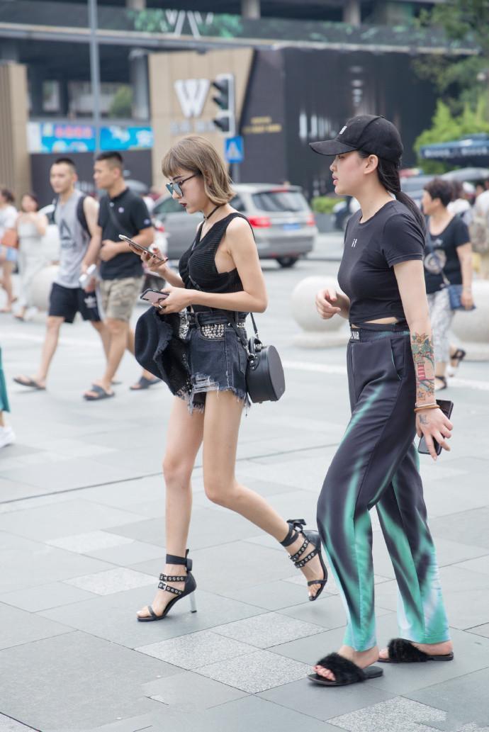 街拍: 身材苗条的小姐姐,一条浅色的连衣裙,时尚女神气质