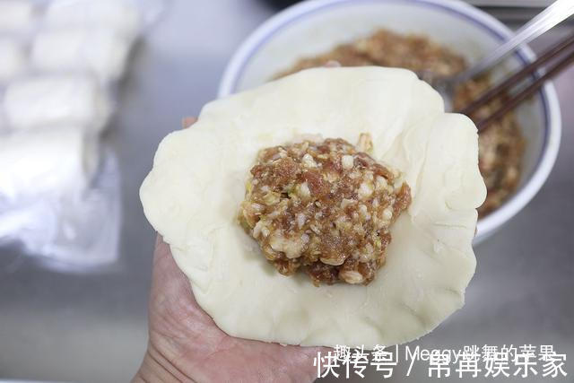 倍儿香的苏式鲜肉月饼，大口吃肉真过瘾，简单几步让酥皮轻薄如雪