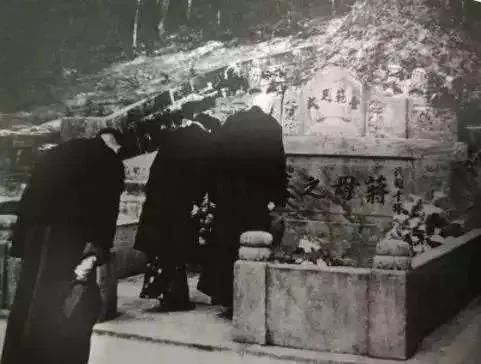 尼姑|年纪轻轻就守寡，后出家当尼姑，还俗后又嫁，生下一子成国家元首