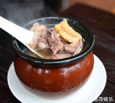 中年夫妻用瓦罐焖做海鲜,一天卖500罐,女顾客:能连罐子端走吗