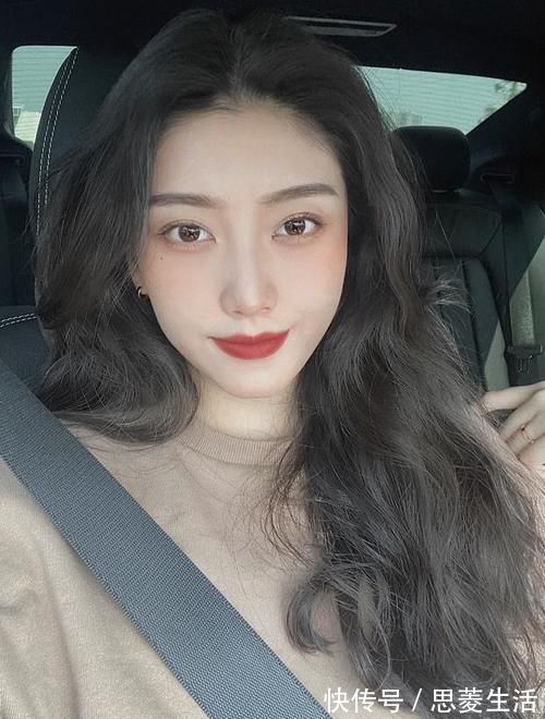 新发型|过年别乱烫头发,试试今年流行的“慵懒法式烫”,圆脸方脸都适合