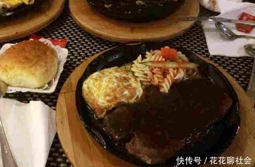  小朋友去吃牛排，服务员问要几成熟的？孩子的回答让全场尴尬！