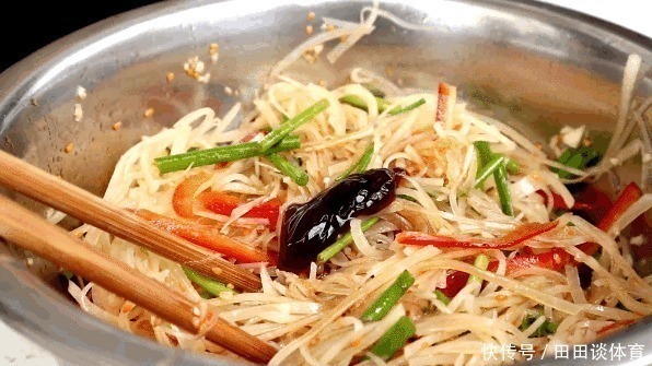 凉拌土豆丝，先焯水就错了，记住这4个步骤，简单开胃，脆嫩爽口