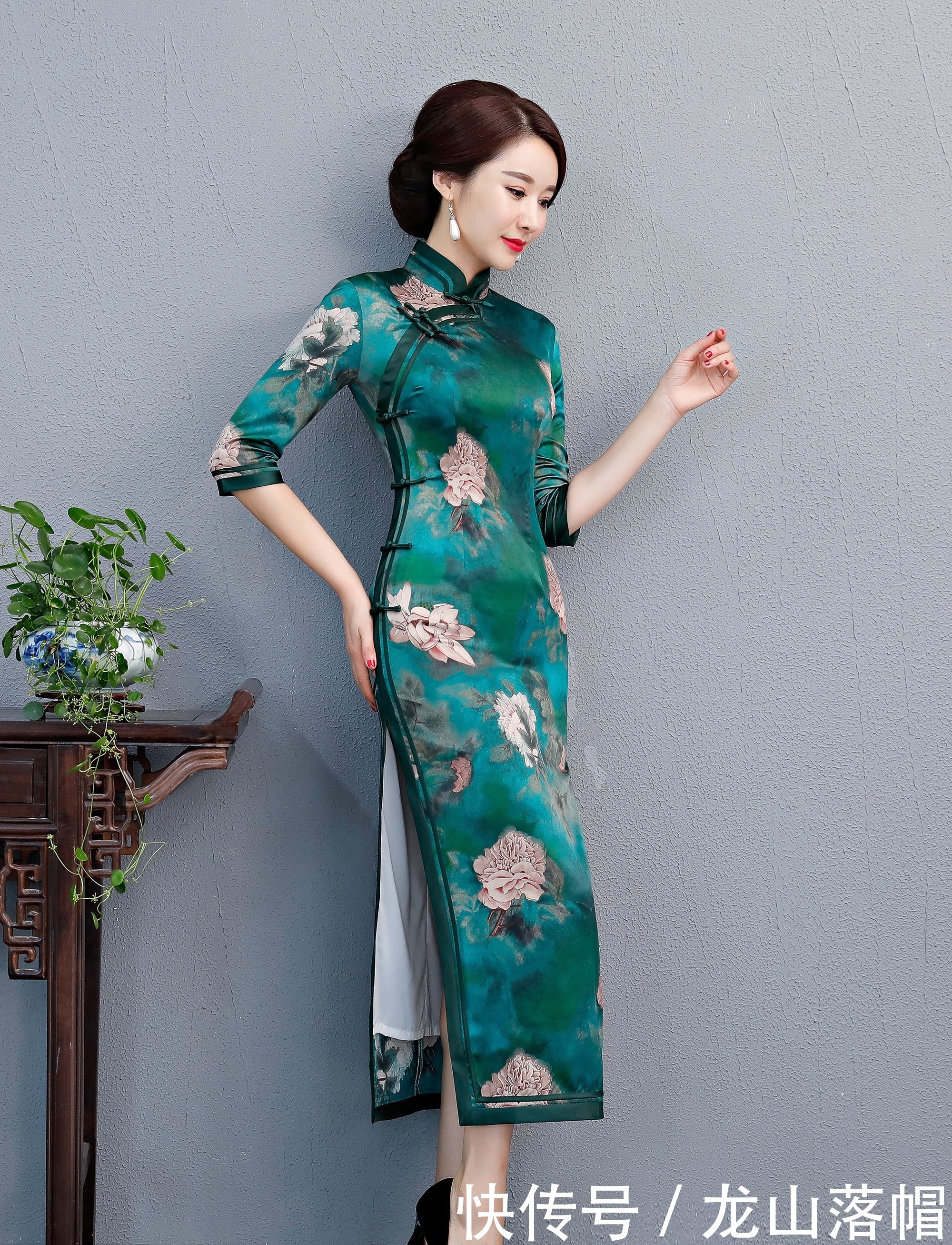 长款旗袍高开叉,搭配无色长丝袜,魅力四射让人难以抗拒