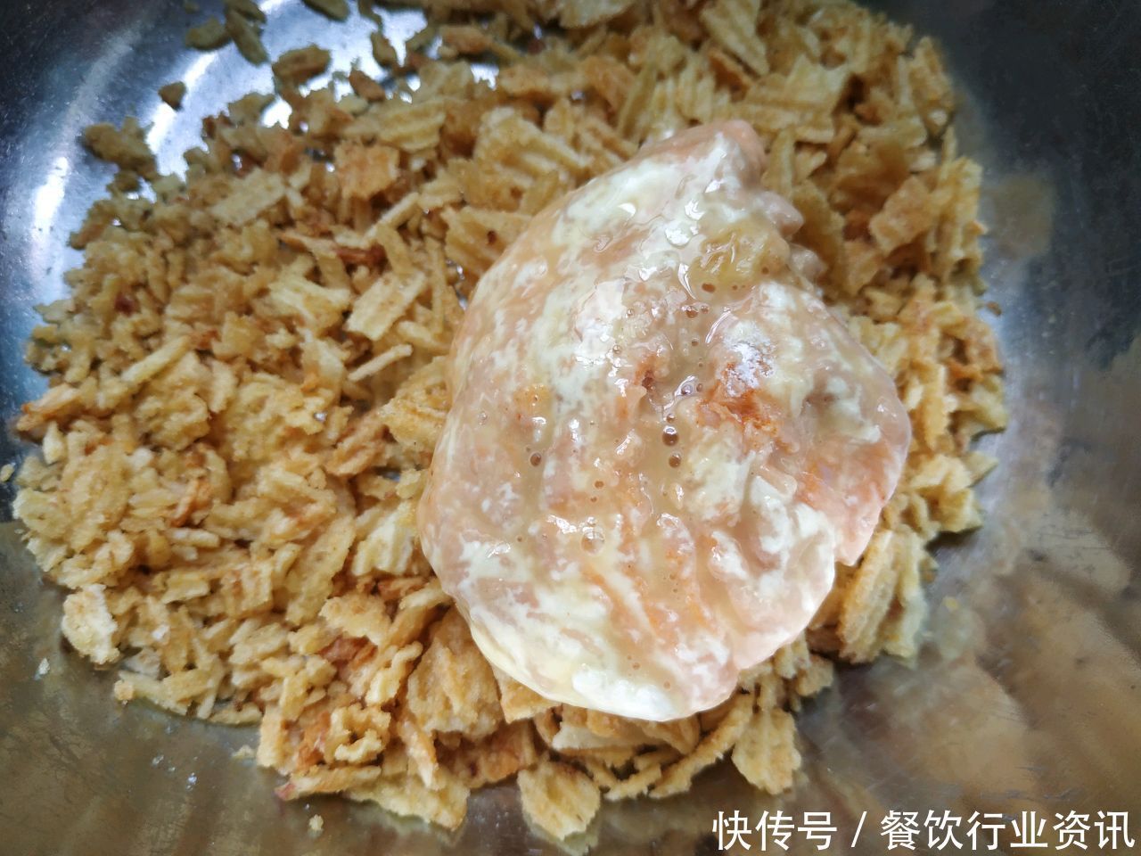 奥尔良|奥尔良烤翅,再裹面包糠就过时了,裹上它,酥脆作响会掉渣