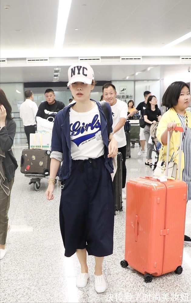 马伊琍|马伊琍才是“普通人”穿搭模板,T恤配7分阔腿裤,舒适又减龄