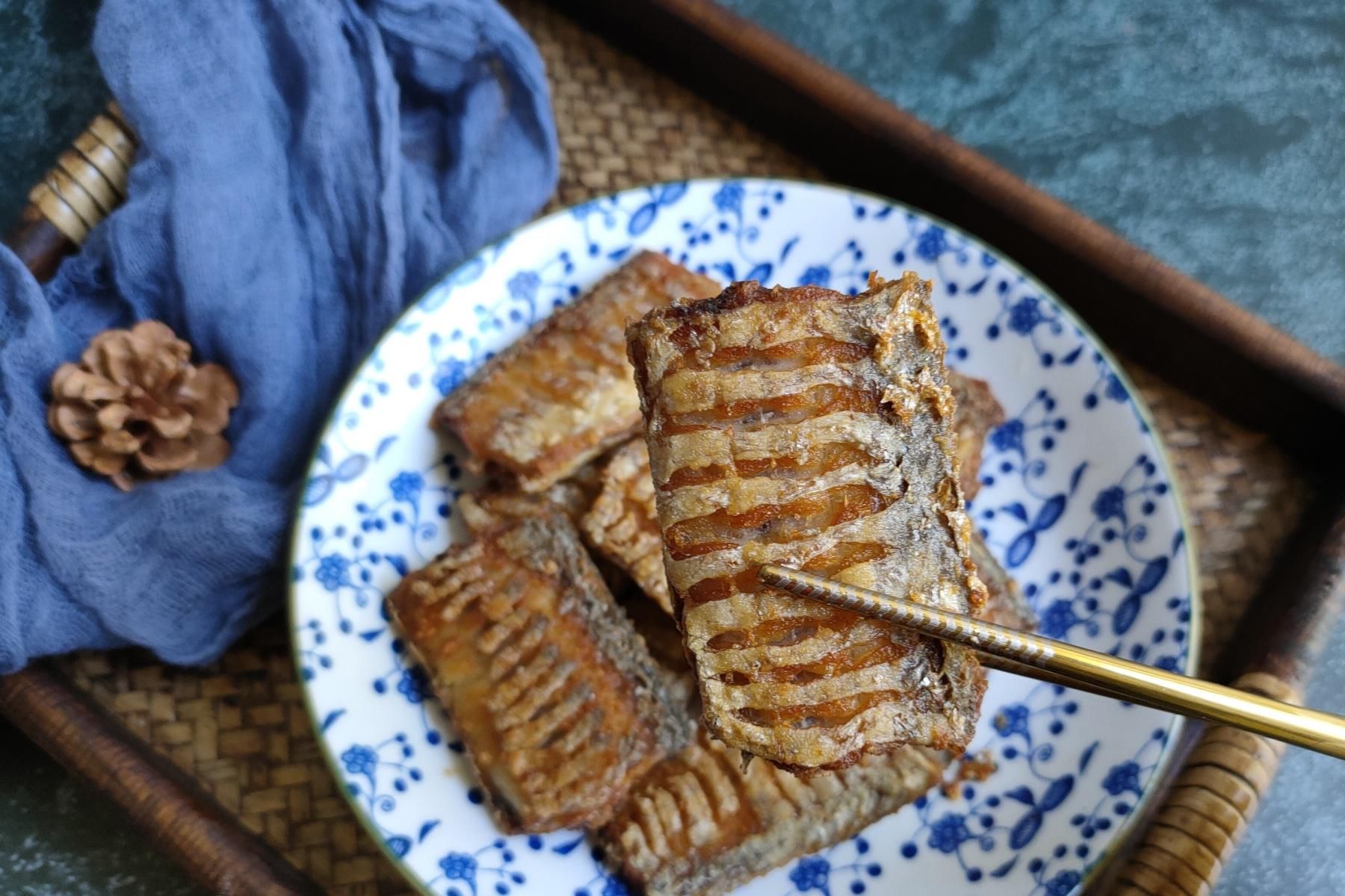 海鱼|煎带鱼，万万不要直接下锅煎，多加一步，带鱼外酥里嫩不破皮